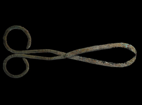 Roman bronze gynecological tool known as a cephalotribe